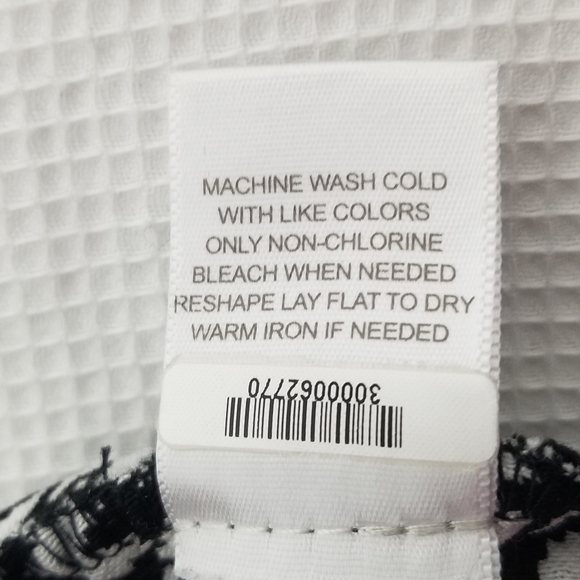 Chic Black and White Patterned Blazer - Picture 4 of 5